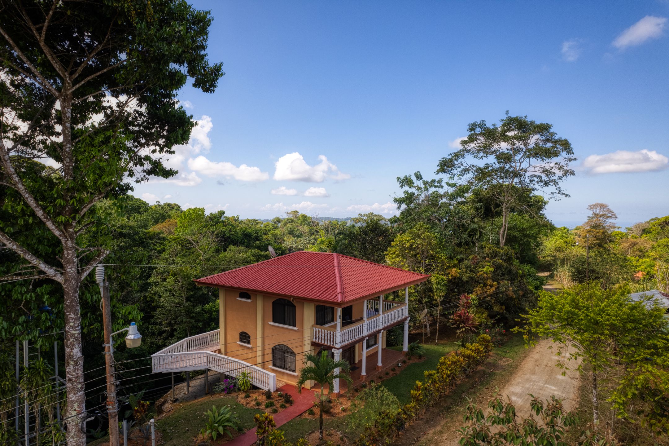 Tinamastes 3 BR Mountain Home with Beautiful Views