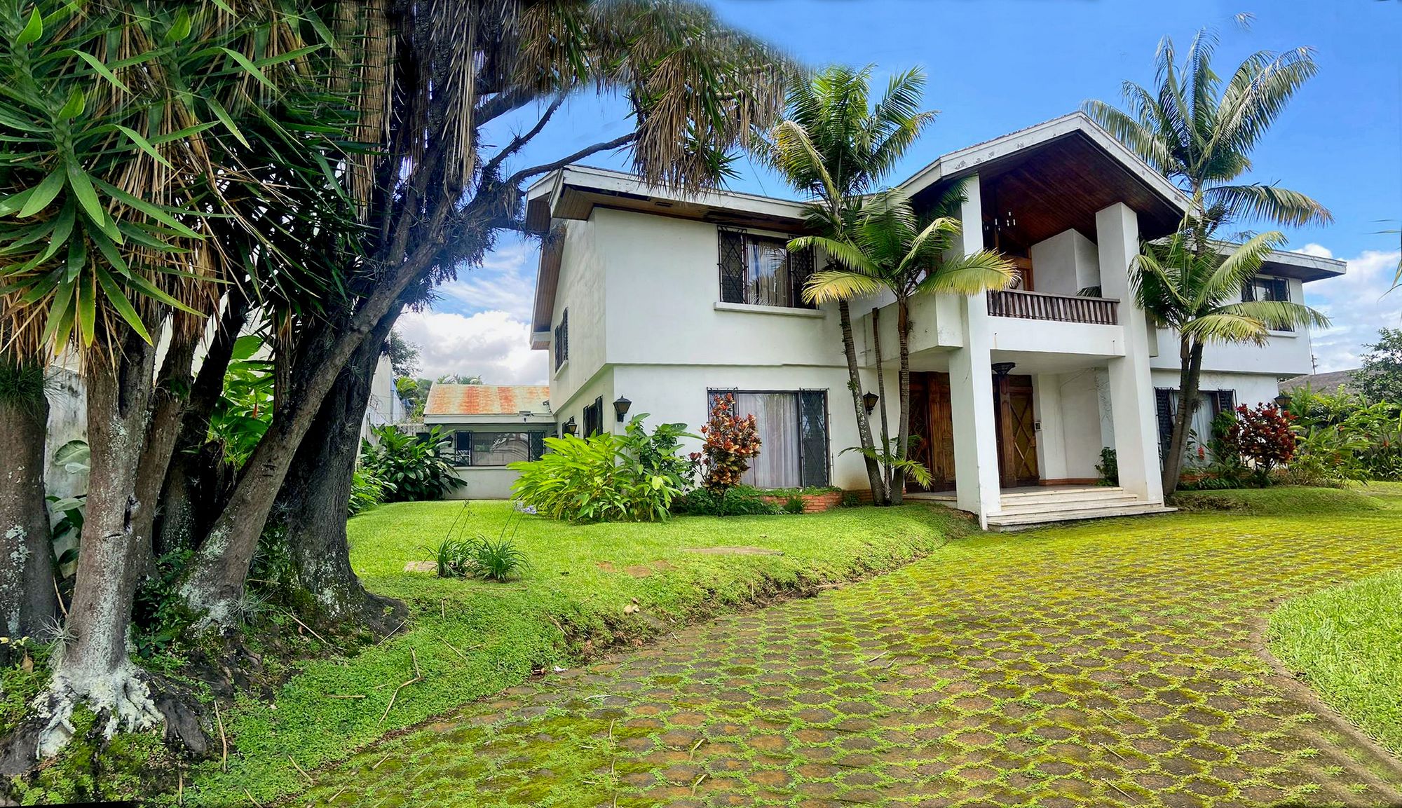 4 BR Los Yoses House on Half Acre Property - Mixed Zoning