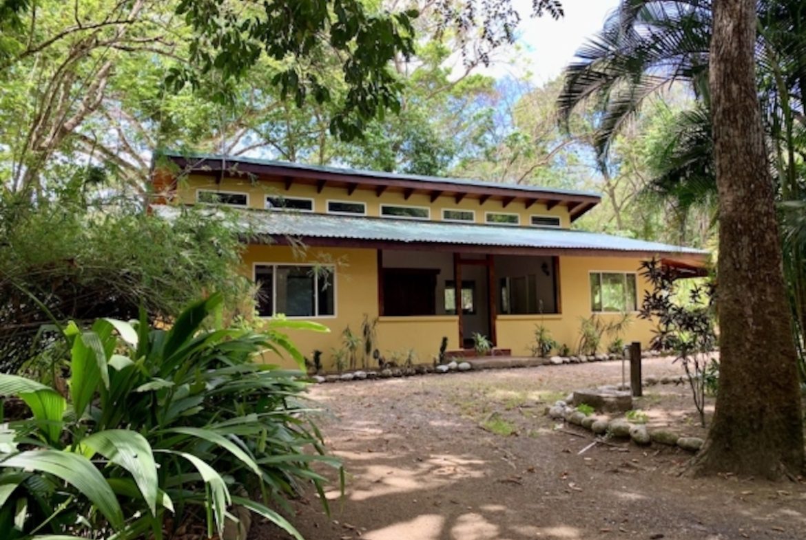 Matapalo 2 BR Beachfront Home and 4 Bungalows