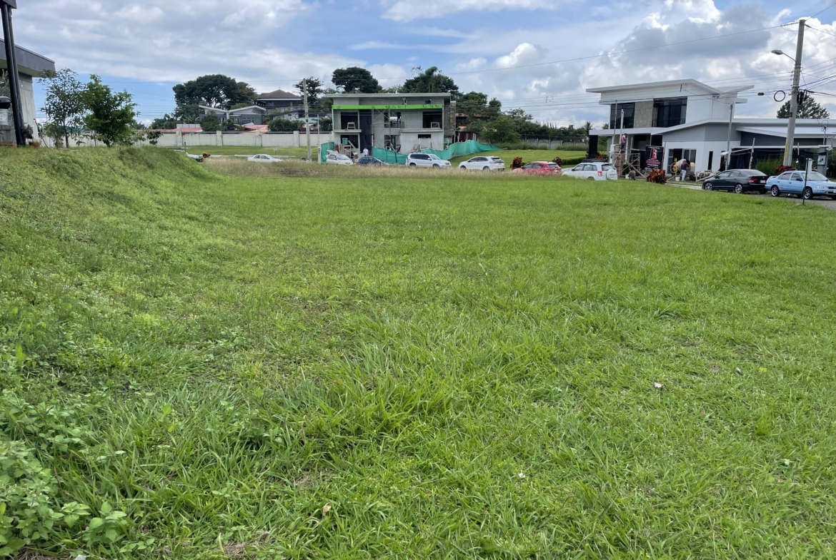Flat lot in Las Palmas community walking distance to Grecia