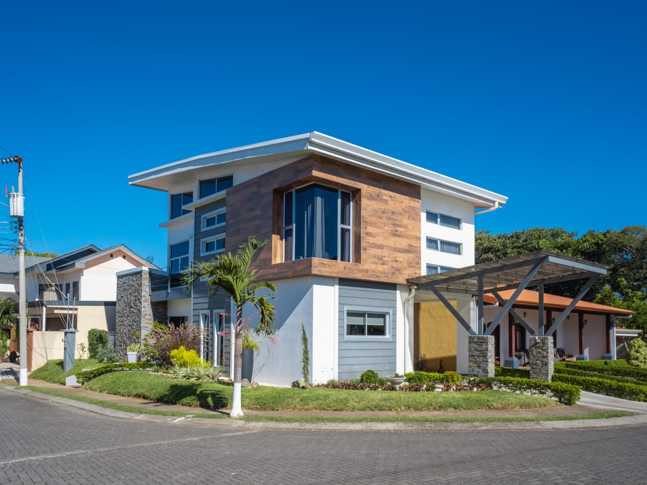 Contemporary 3 BR Grecia home in a Boutique Gated Community