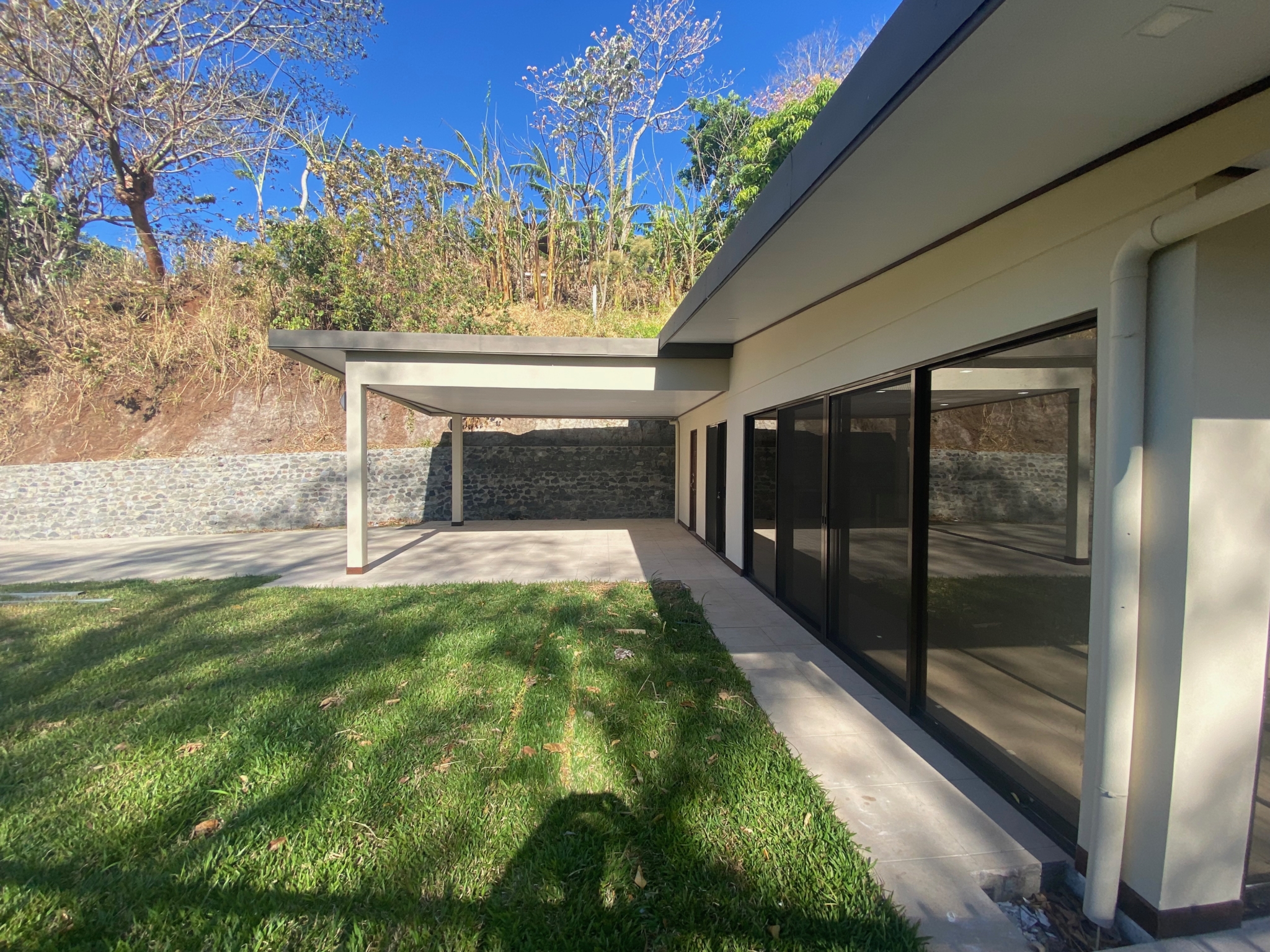 3 BR Atenas single story garden home with pool