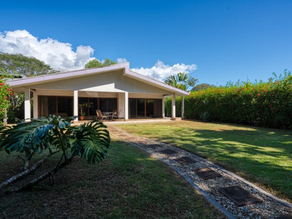 Modern 2 BR Uvita Home Close to Beach