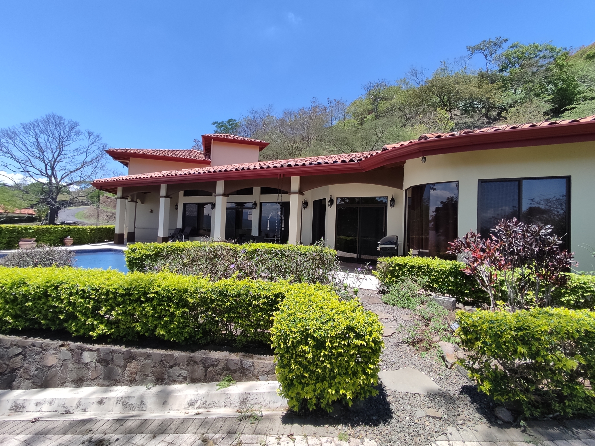 Impressive 4 BR Roca Verde Atenas Villa with valley views