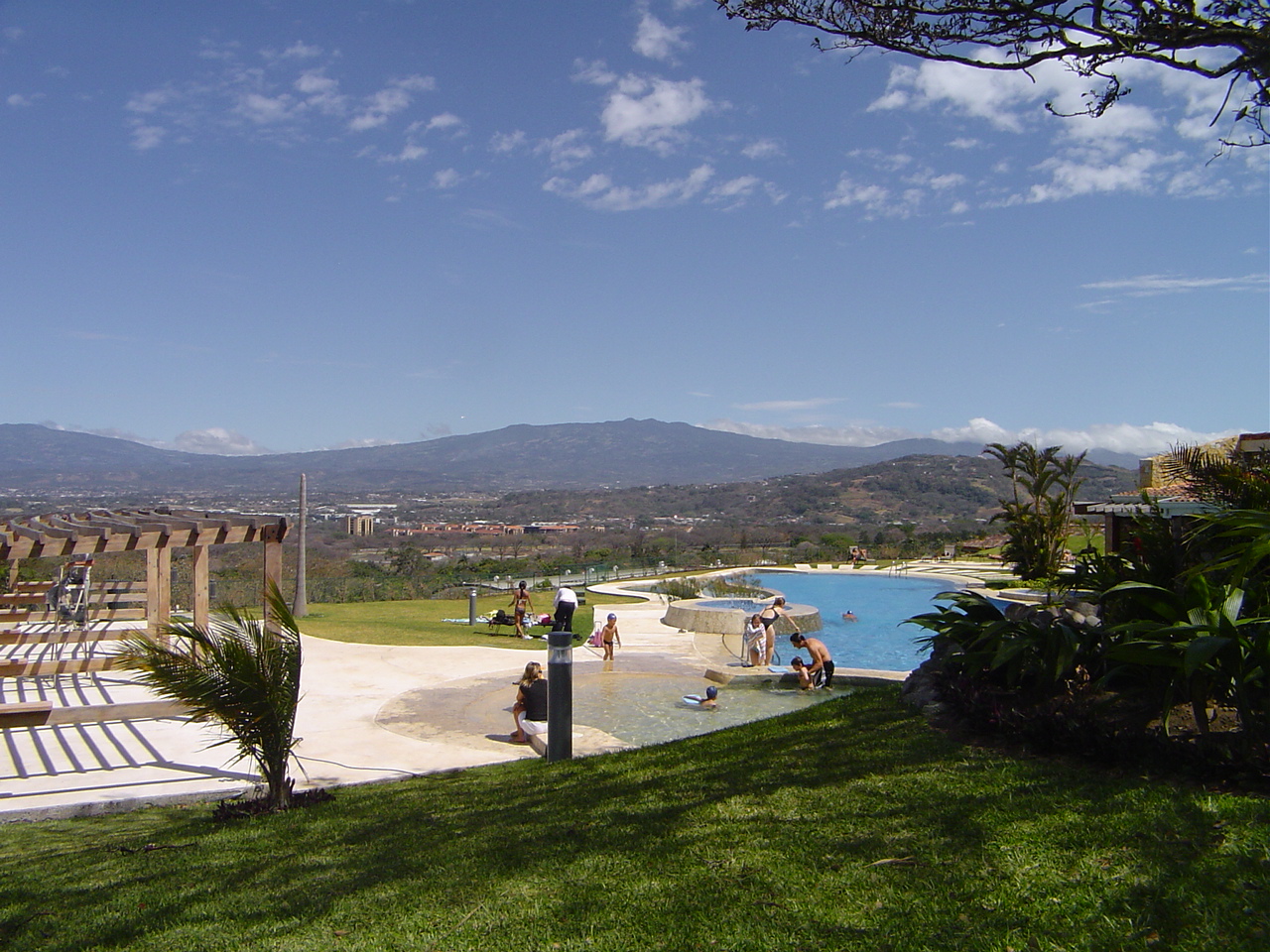 Avalon Country 1 BR Condo with garden