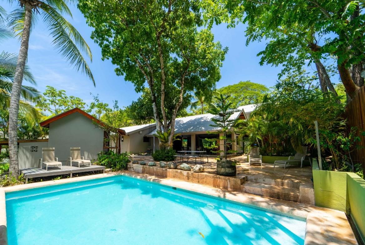 Open Concept 3 BR Samara Jungle Home With Apartment