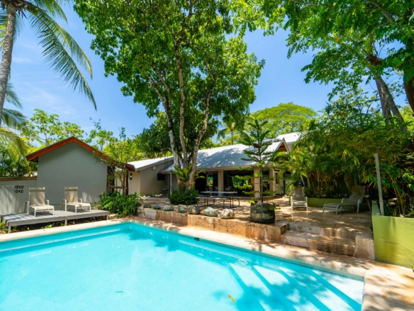 Open Concept 3 BR Samara Jungle Home With Apartment