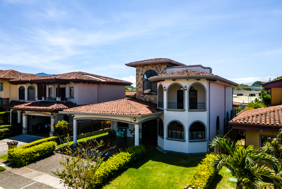 Los Hidalgos 4 BR Architectural Gem in Heredia
