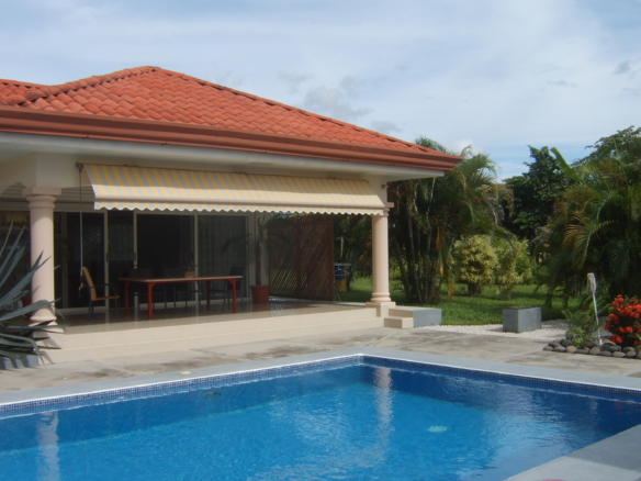Wonderful 3 BR Liberia house with pool on 1 Acre