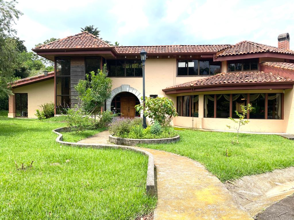 Unique 3 BR Estate-like Tuscan House In Heredia community
