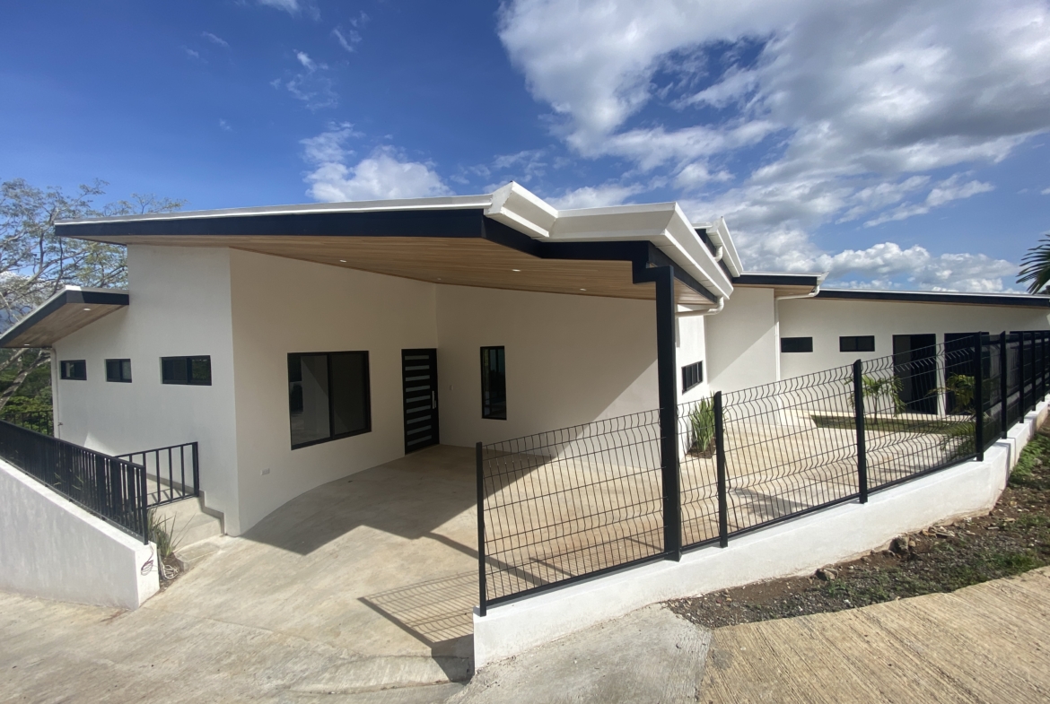 Quality 3 BR Atenas Single Story Home with Pool