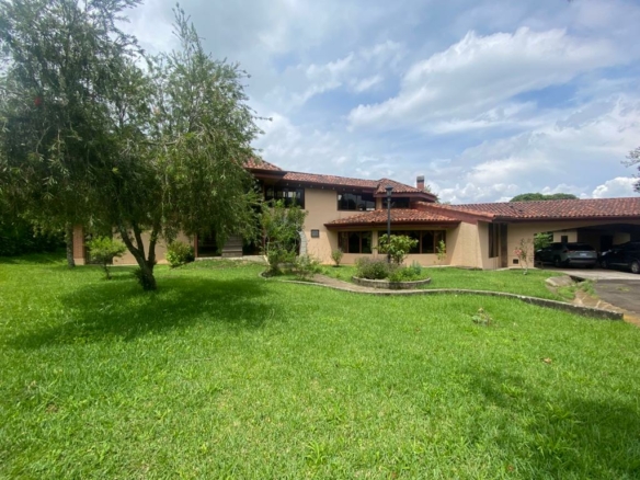 Unique 3 BR Estate-like Tuscan House In Heredia community