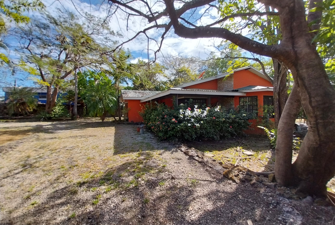 Nice 3 BR Liberia House on Large Lot