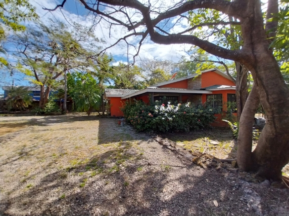 Nice 3 BR Liberia House on Large Lot