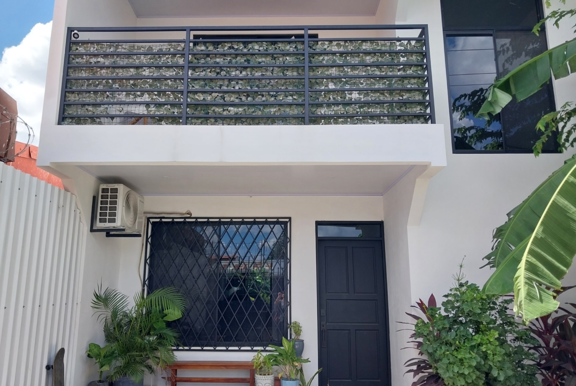 Modern Two-Story Liberia Center 3 BR Home