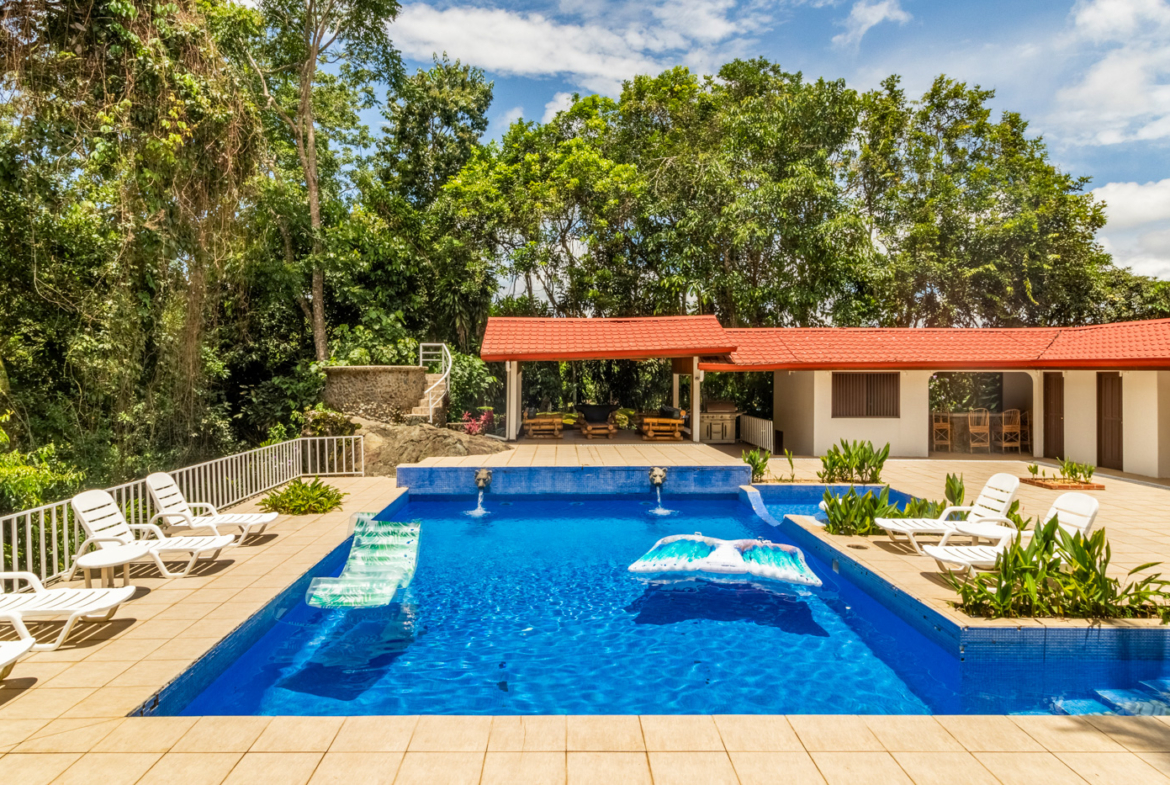Perez Zeledon Mediterranean Mountain River 4 BR + Guesthouse