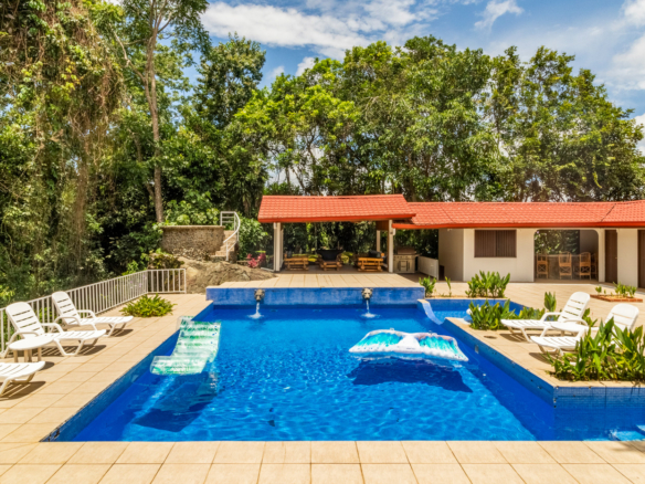 Perez Zeledon Mediterranean Mountain River 4 BR + Guesthouse