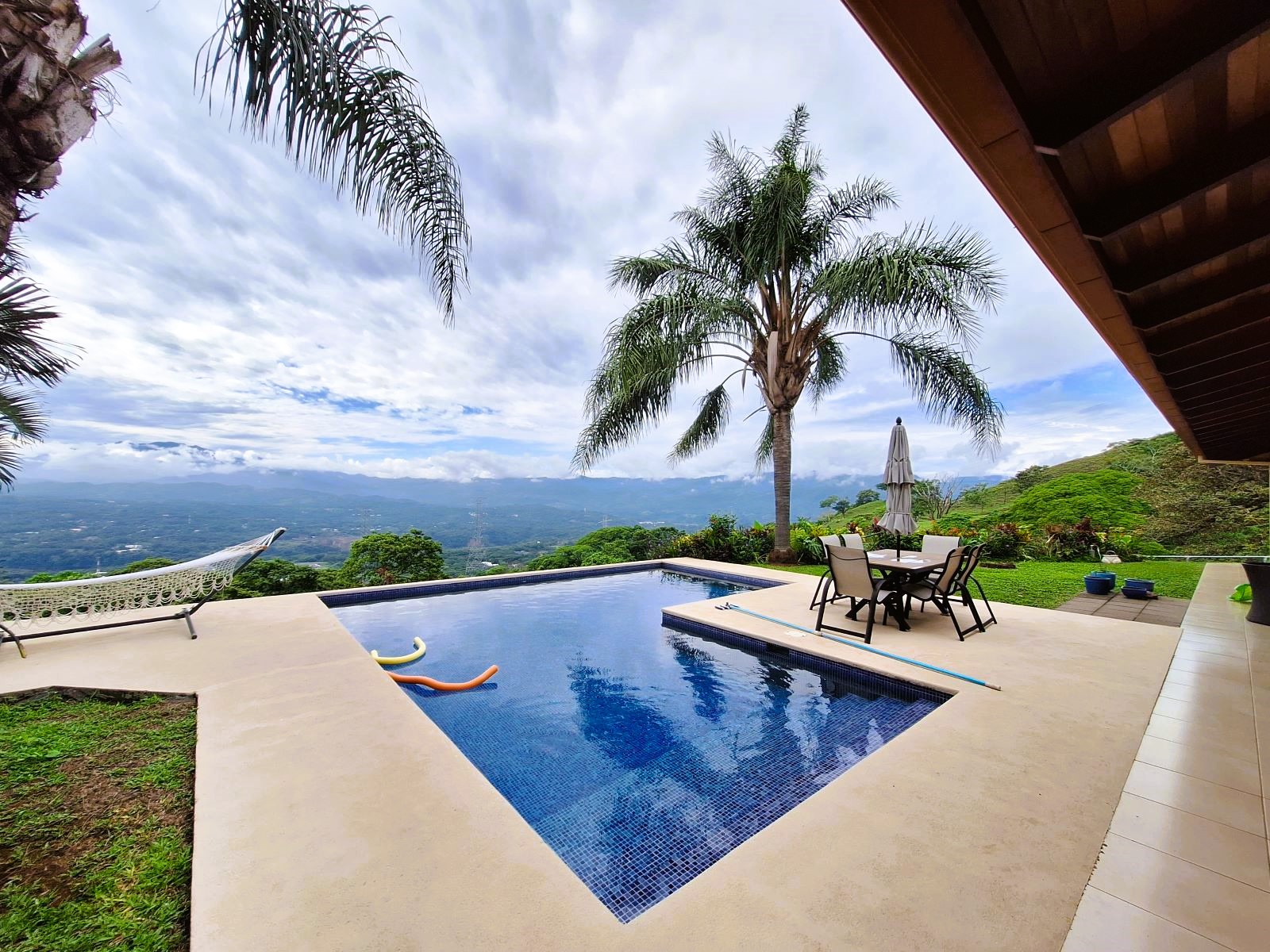 Exceptional 3 BR Atenas Roca Verde Home – Immaculate Retreat