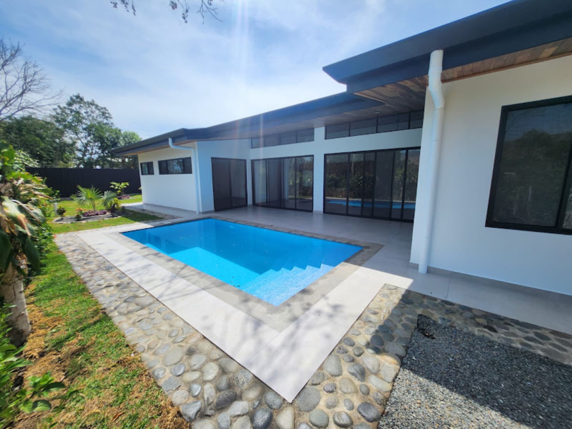 New 3 BR Contemporary Atenas Home with Pool