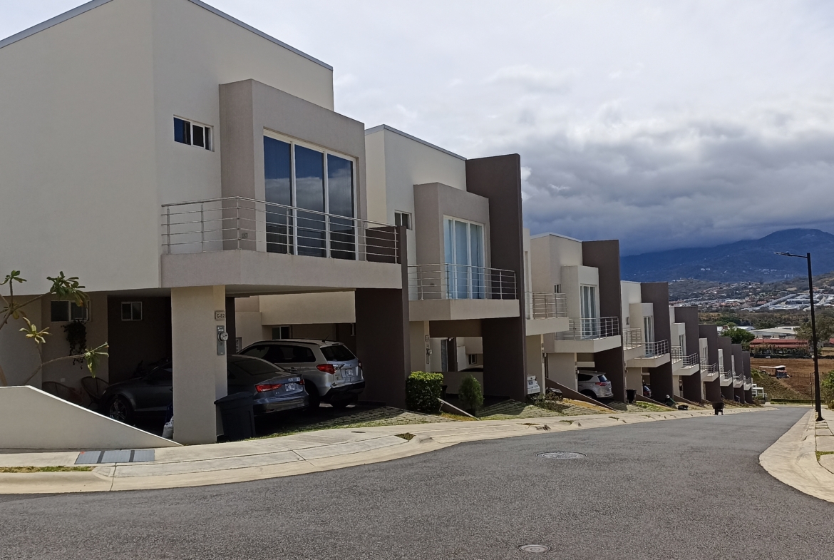 3 BR Townhouse in the prestigious La Arboleda condominium - Belen