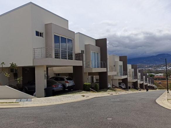 3 BR Townhouse in the prestigious La Arboleda condominium - Belen