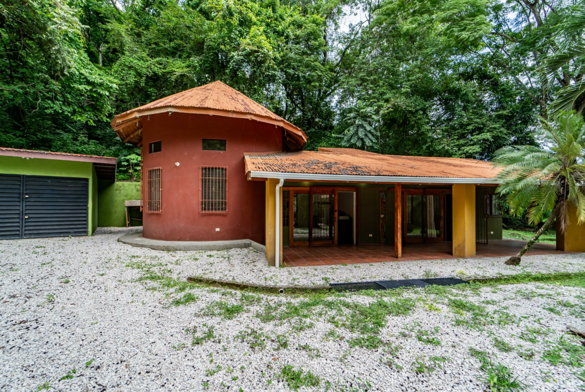 Charming 1 BR Samara Jungle Retreat with 1 BR Guesthouse