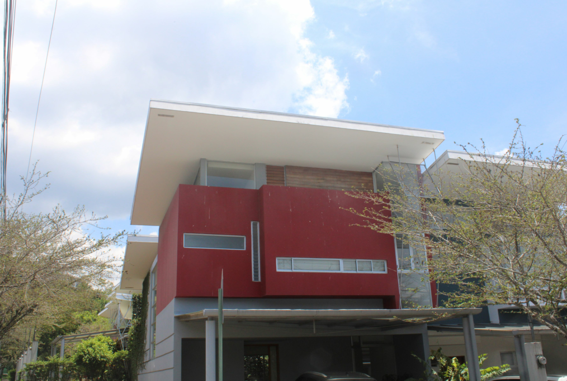 3 BR Modern Contemporary Townhouse in gated community