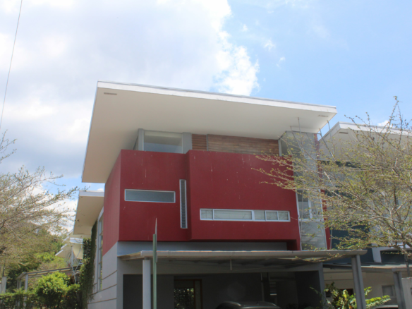 3 BR Modern Contemporary Townhouse in gated community