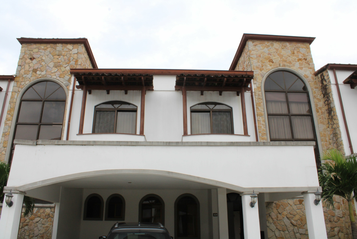 Spacious 3 BR Santa Ana Townhouse in Condominium