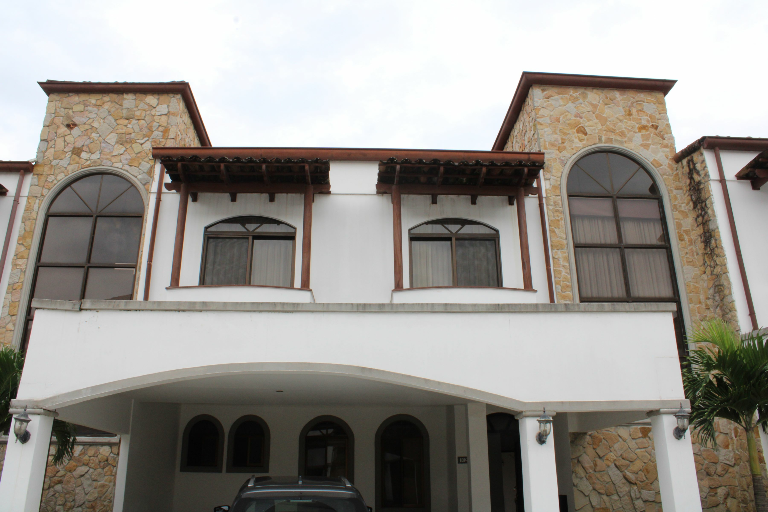 Spacious 3 BR Santa Ana Townhouse in Condominium