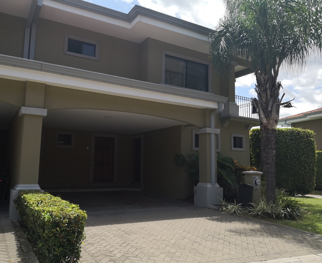3 BR Townhome in Santa Ana gated community with amenities