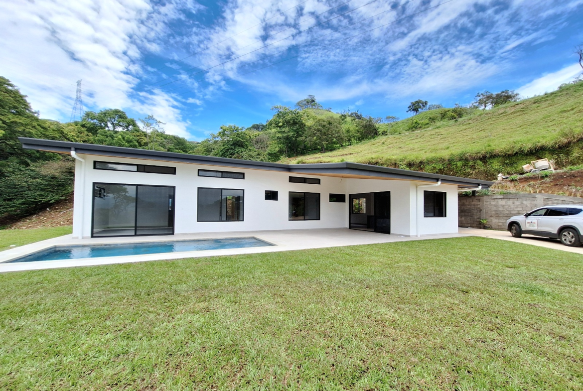 Modern 3 BR Atenas Home with great features and garden