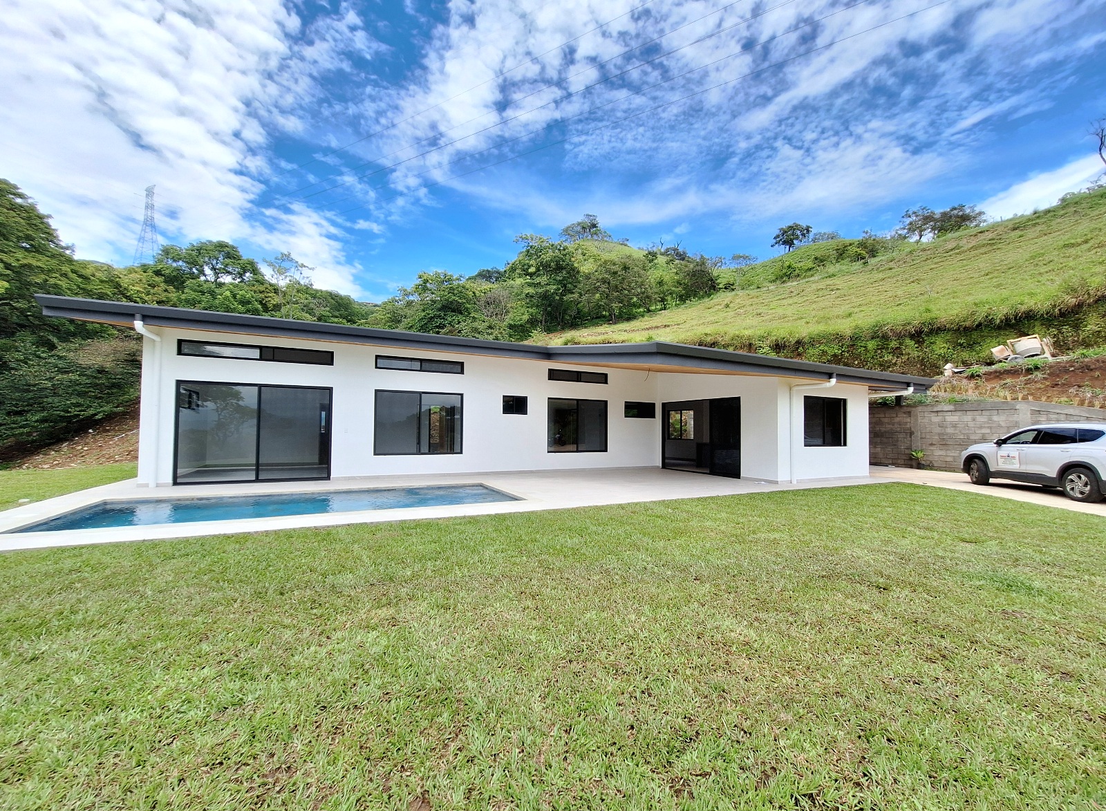 Modern 3 BR Atenas Home with great features and garden