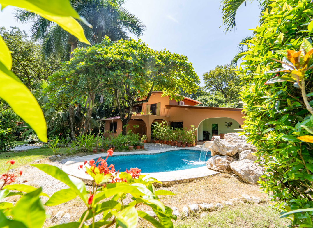 Buena Vista Samara 3 BR Home Minutes from the Beach