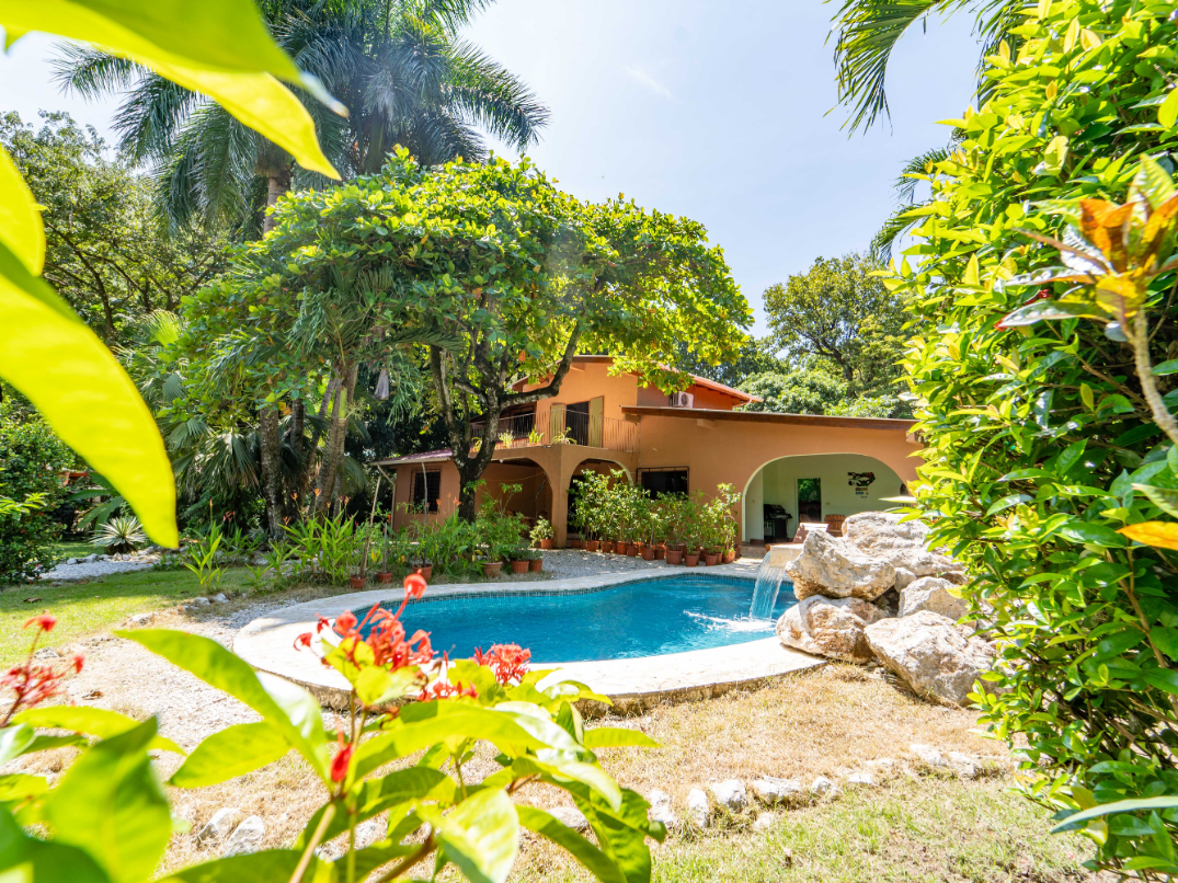 Buena Vista Samara 3 BR Home Minutes from the Beach