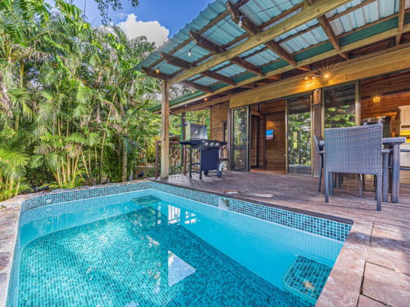 South Pacific 2 BR Beach Home and Guesthouse