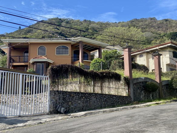 Santa Ana 3 BR Valley View Home in Montaña de Luna