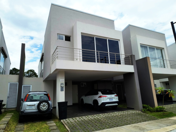 A lovely home in a wonderful complex in Belen with great amenities