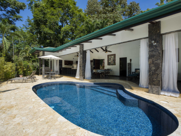 Uvita 3 BR Bali-Style ingle Story Home with Caretaker's