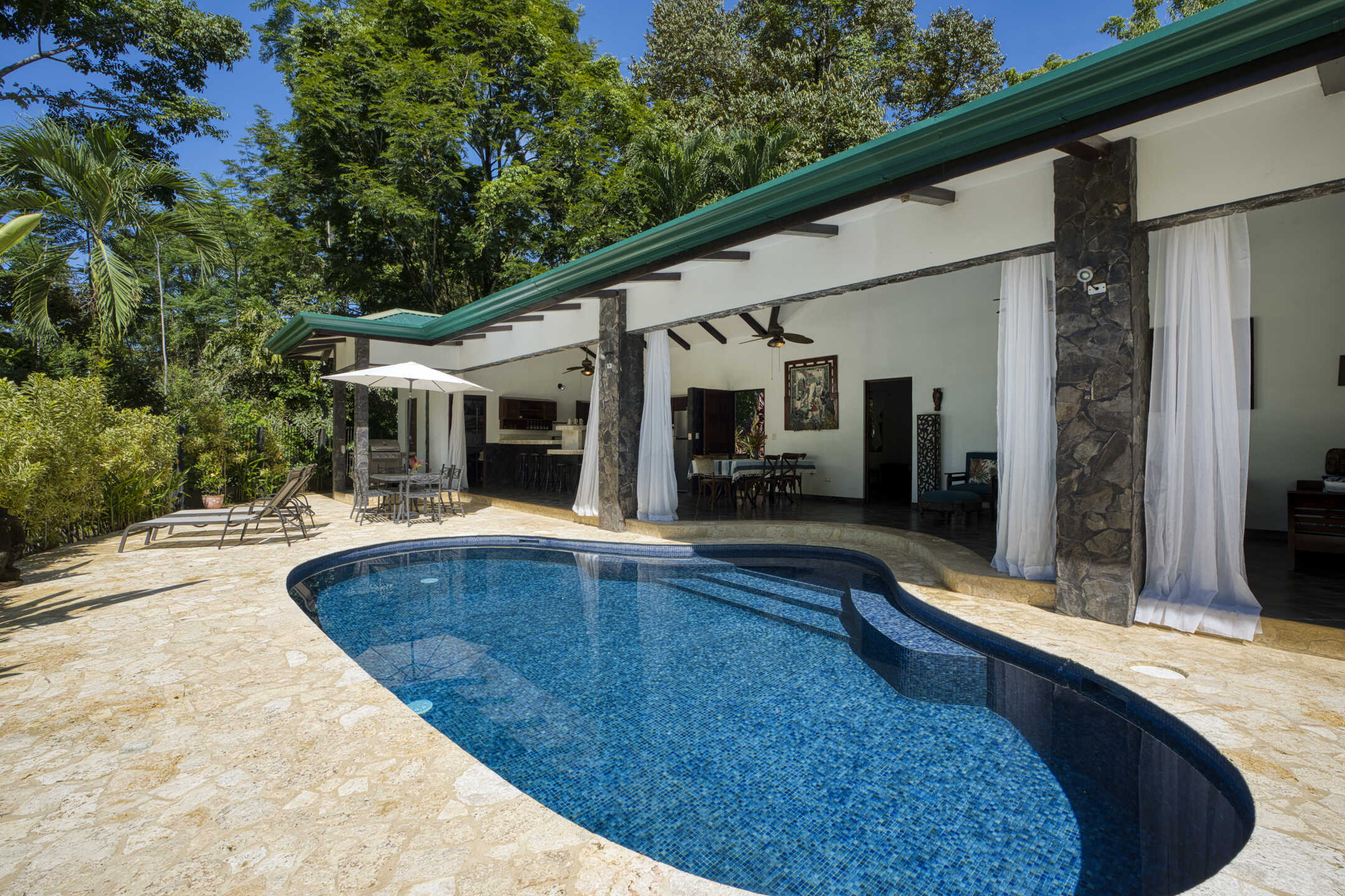 Uvita 3 BR Bali-Style ingle Story Home with Caretaker's