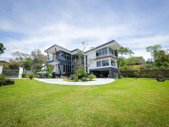 El Castillo Heredia Luxurious 4 BR House on Large Property