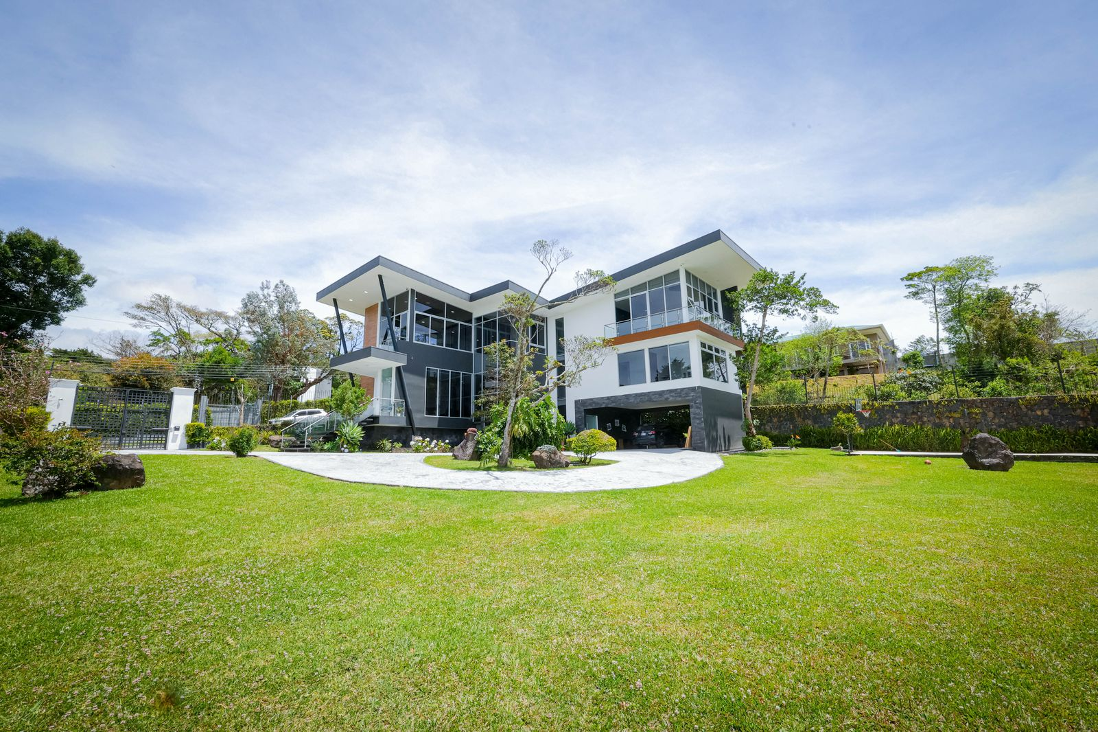 El Castillo Heredia Luxurious 4 BR House on Large Property