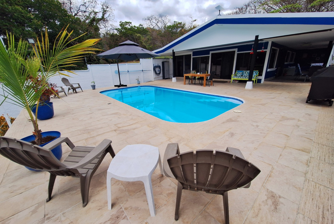 Luxurious Single Story Atenas 3 BR Home in Local Neighborhood