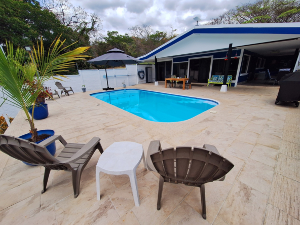 Luxurious Single Story Atenas 3 BR Home in Local Neighborhood