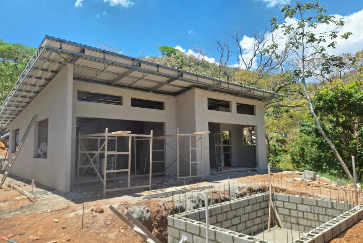 Peaceful 3 BR Atenas Forest Home