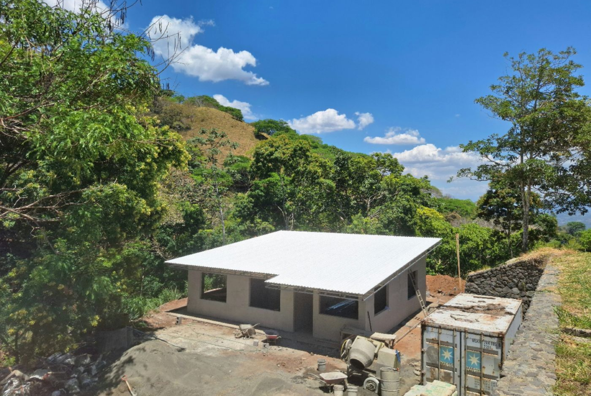 Peaceful 3 BR Atenas Forest Home