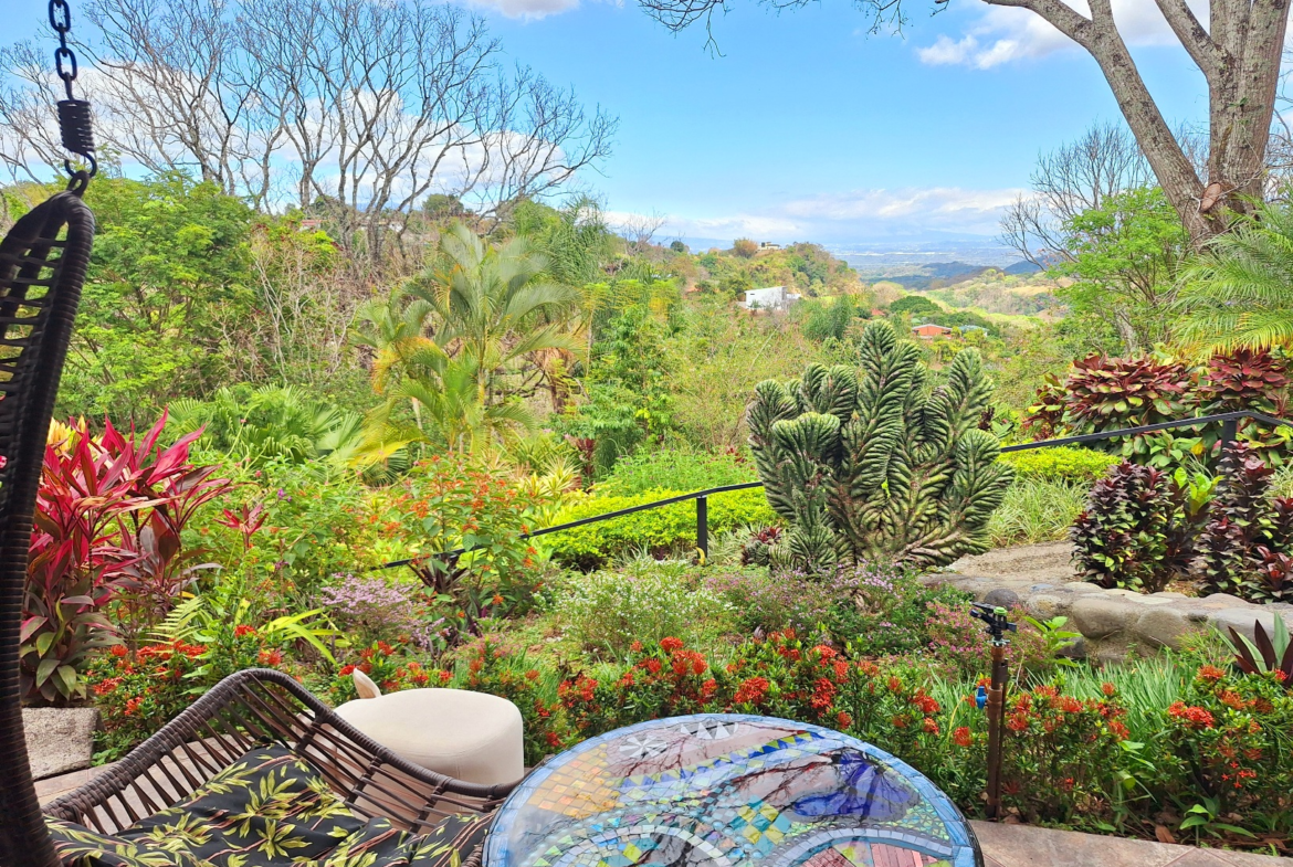 Unique Atenas Garden of Eden Home with separate Guest house