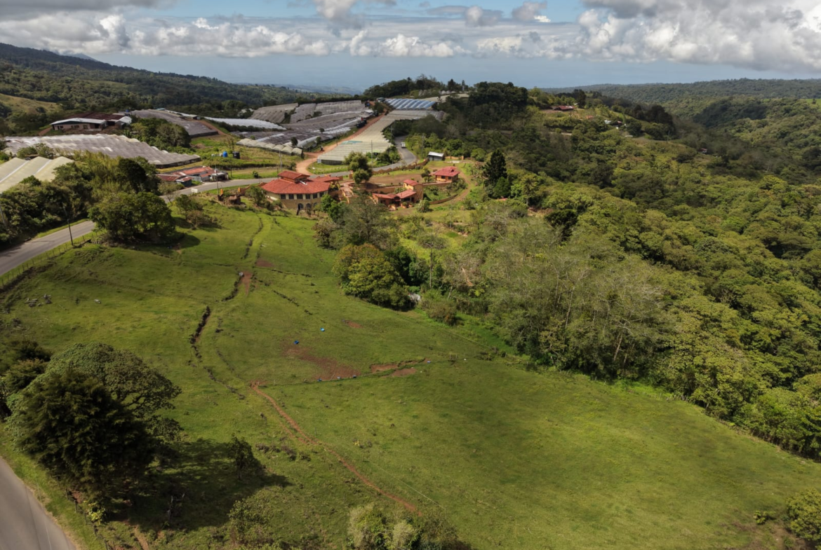 La Paz Eco-Lodge Property - Restaurant and 6 Cabins