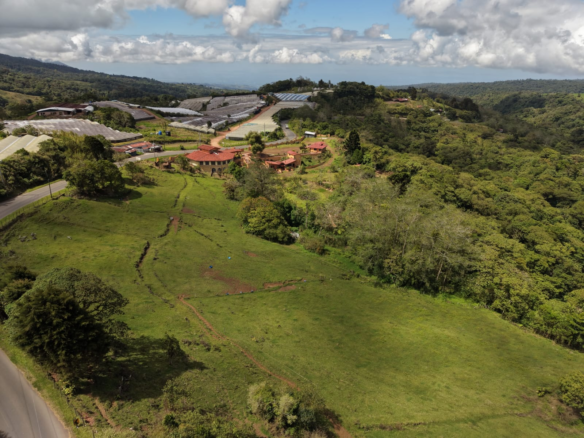 La Paz Eco-Lodge Property - Restaurant and 6 Cabins