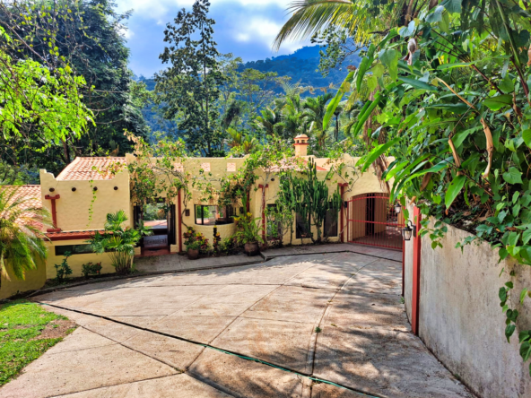 3 BR Puriscal Mountain Home with Waterfall